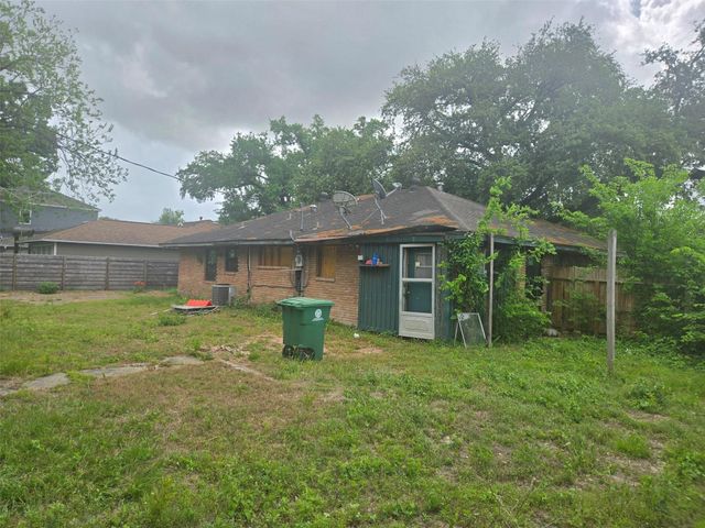 2330 Saxon Drive, Houston, TX 77018
