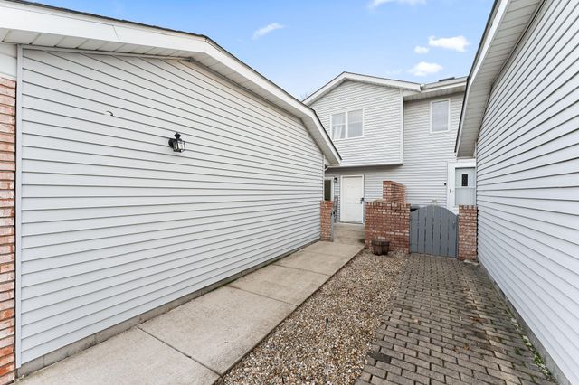 2610 Knollwood Drive, Crown Point, IN 46307