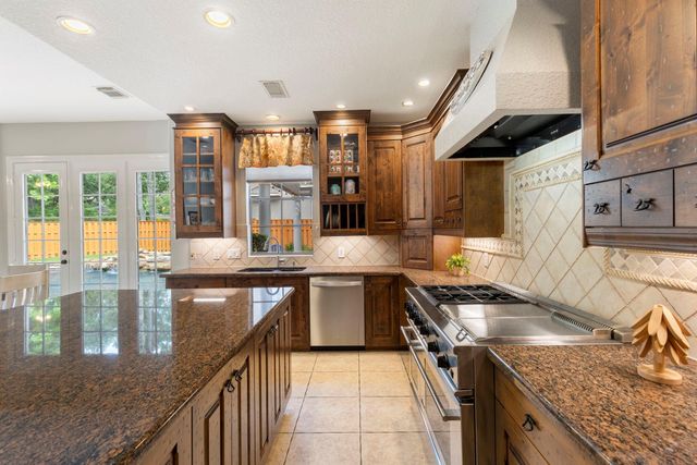 107 E Mirror Ridge Circle, The Woodlands, TX 77382