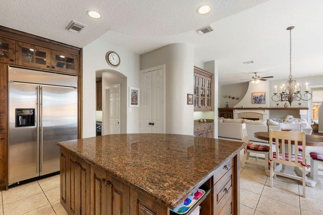 107 E Mirror Ridge Circle, The Woodlands, TX 77382