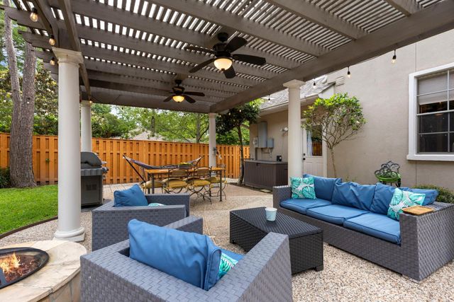 107 E Mirror Ridge Circle, The Woodlands, TX 77382