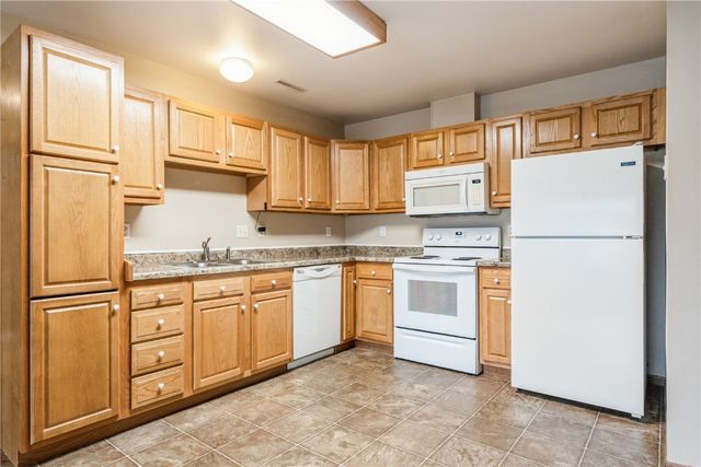 6410 Creekside Drive NE 1, Cedar Rapids, IA 52402