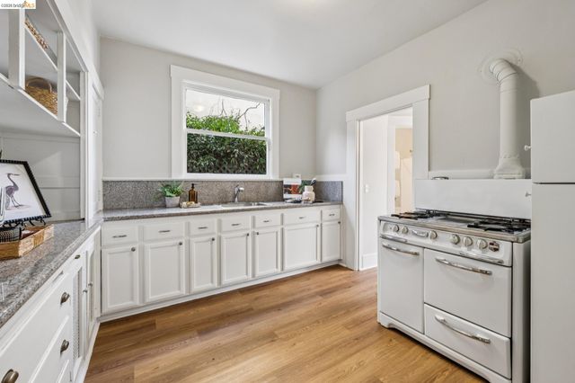 5552 Broadway, Oakland, CA 94618