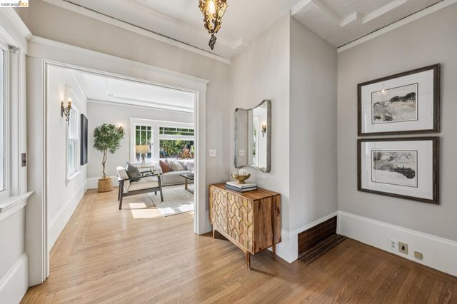 5552 Broadway, Oakland, CA 94618