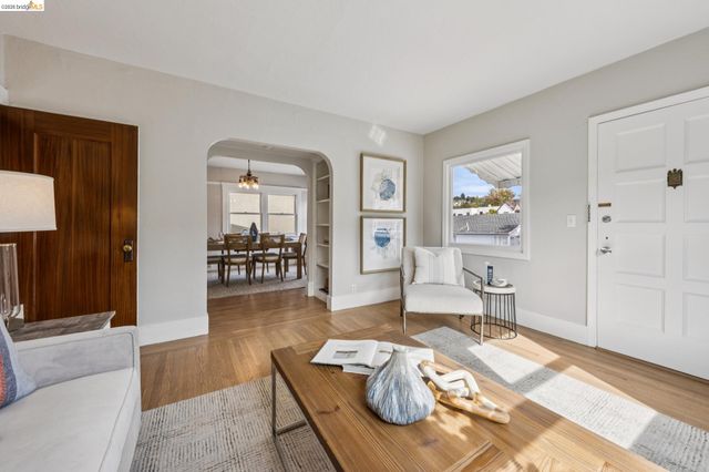 5552 Broadway, Oakland, CA 94618