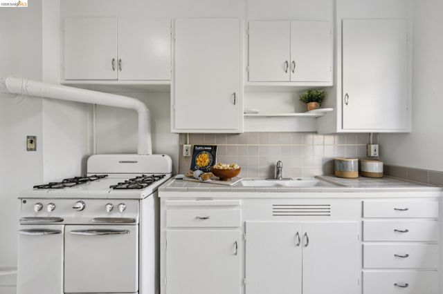 5552 Broadway, Oakland, CA 94618