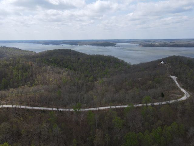 18 Lake Ridge Dr, Stewart, TN 37175