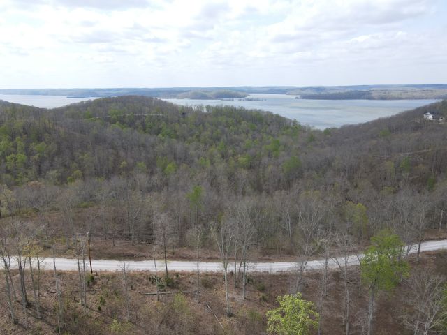 18 Lake Ridge Dr, Stewart, TN 37175
