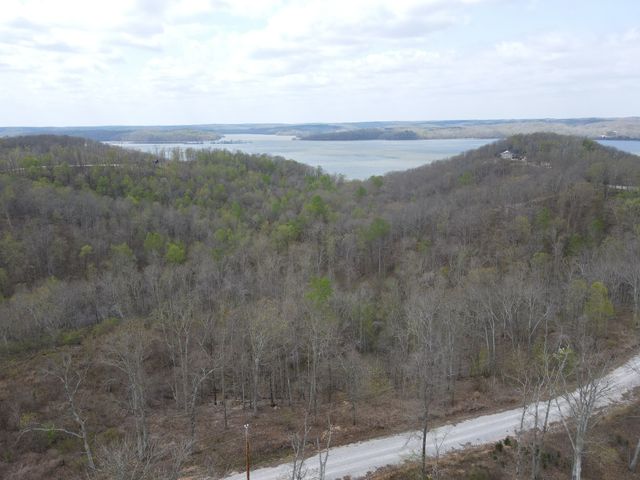18 Lake Ridge Dr, Stewart, TN 37175
