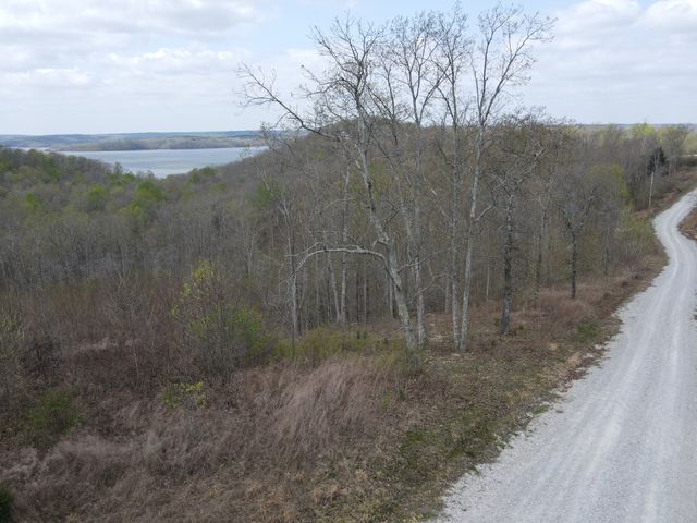 18 Lake Ridge Dr, Stewart, TN 37175