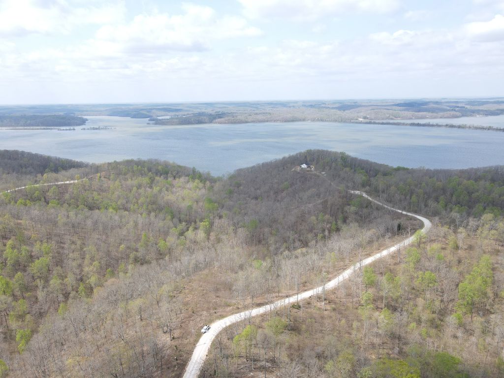 18 Lake Ridge Dr, Stewart, TN 37175
