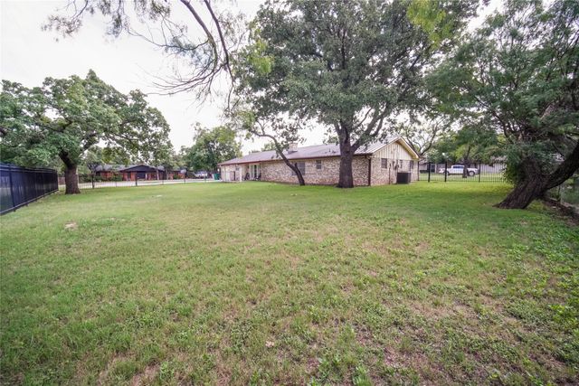 281 Oak Ridge Street, Jacksboro, TX 76458