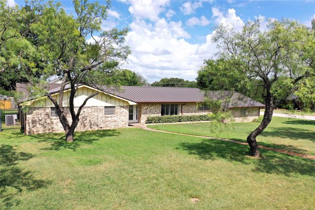 281 Oak Ridge Street, Jacksboro, TX 76458