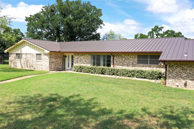 281 Oak Ridge Street, Jacksboro, TX 76458