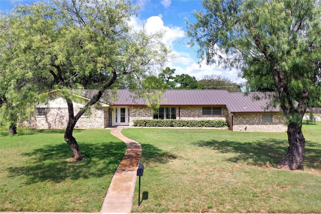 281 Oak Ridge Street, Jacksboro, TX 76458