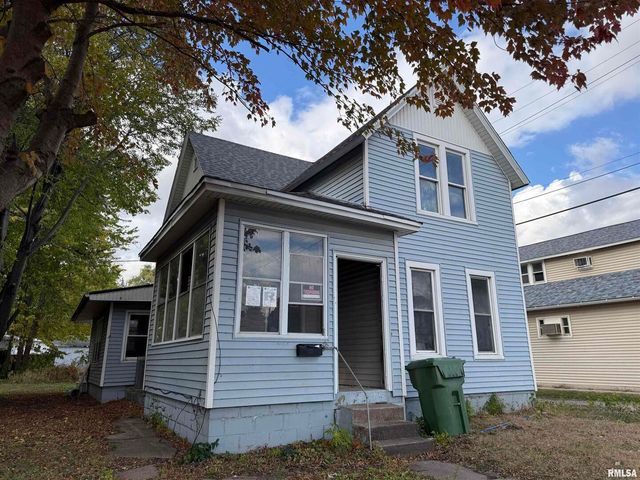 2104 PERSHING Boulevard, Clinton, IA 52732