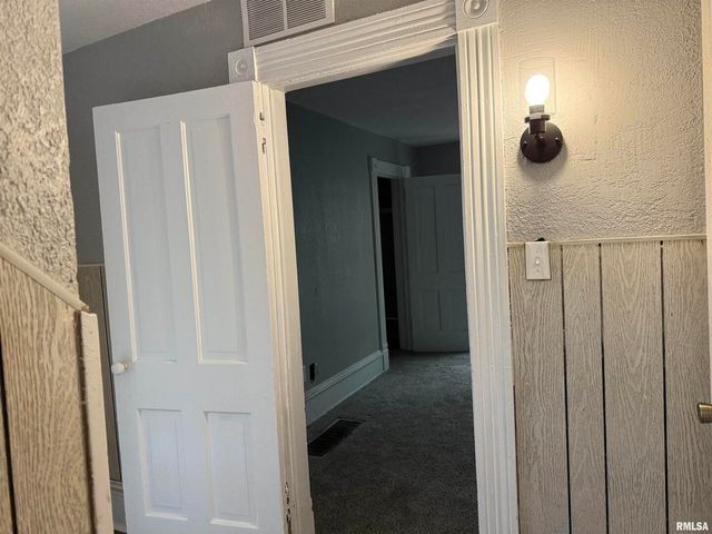 2104 PERSHING Boulevard, Clinton, IA 52732