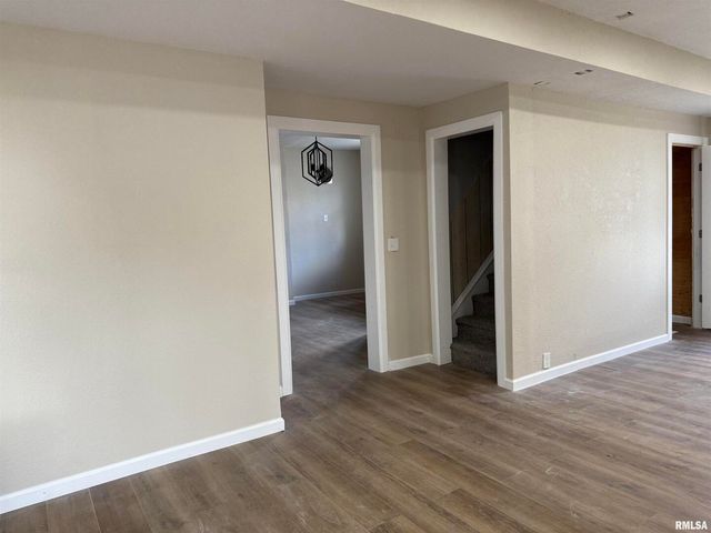 2104 PERSHING Boulevard, Clinton, IA 52732