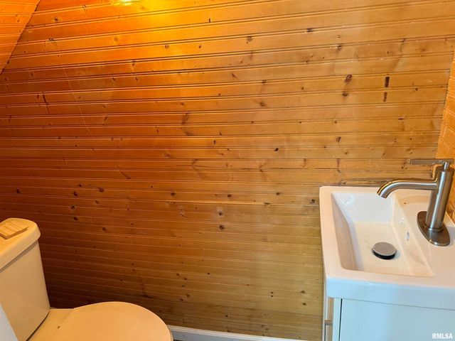 2104 PERSHING Boulevard, Clinton, IA 52732