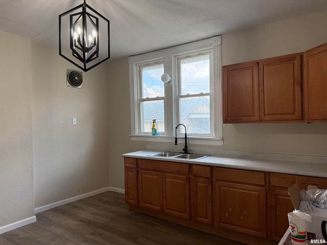 2104 PERSHING Boulevard, Clinton, IA 52732