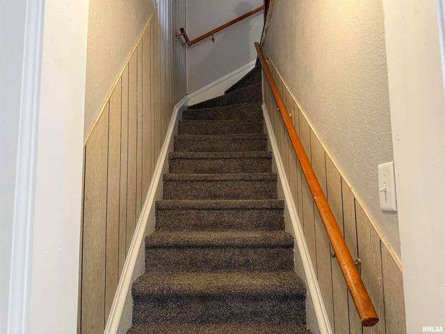 2104 PERSHING Boulevard, Clinton, IA 52732