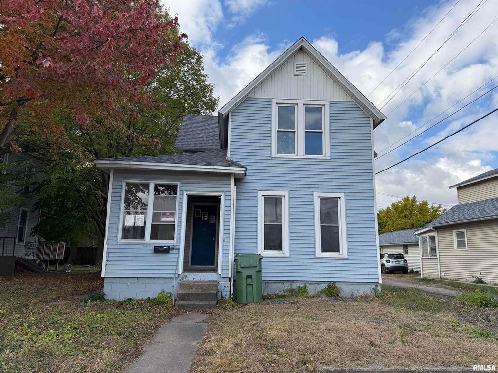 2104 PERSHING Boulevard, Clinton, IA 52732