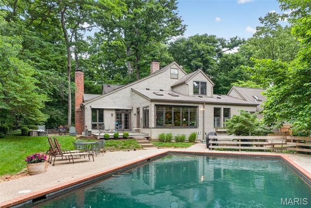 13595 Featherstone Drive, Town And Country, MO 63131