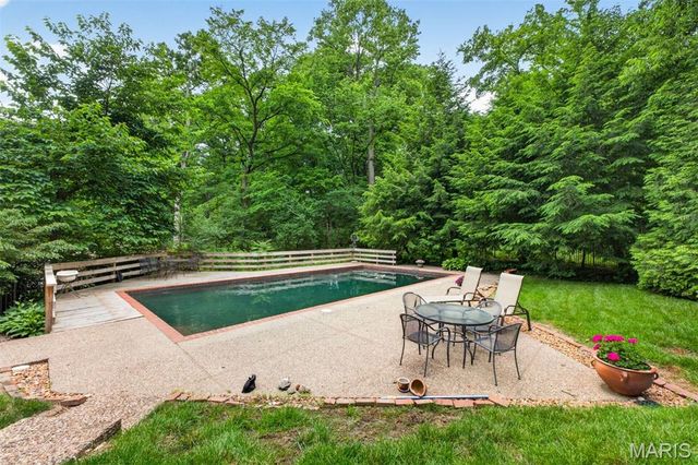 13595 Featherstone Drive, Town And Country, MO 63131