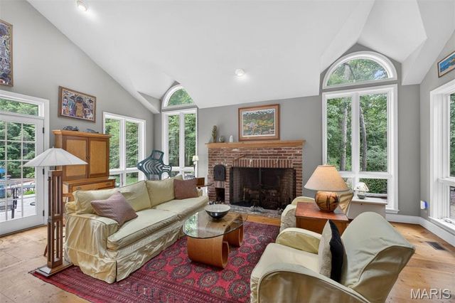 13595 Featherstone Drive, Town And Country, MO 63131