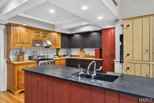 13595 Featherstone Drive, Town And Country, MO 63131