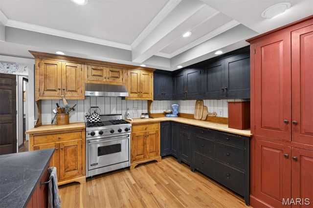 13595 Featherstone Drive, Town And Country, MO 63131