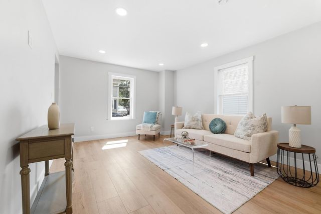 21 Chestnut St, Woburn, MA 01801