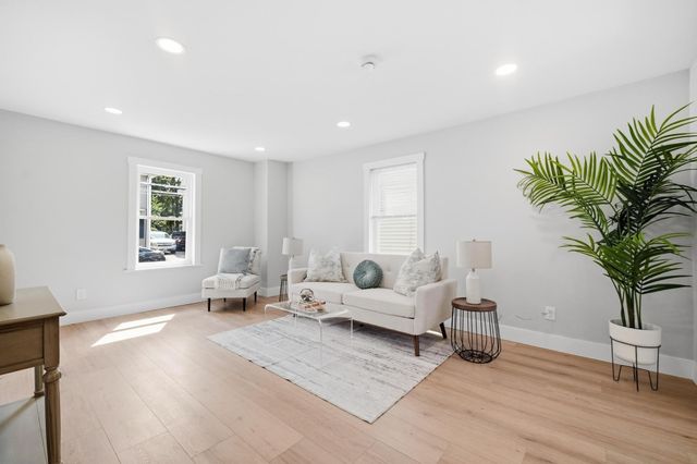21 Chestnut St, Woburn, MA 01801