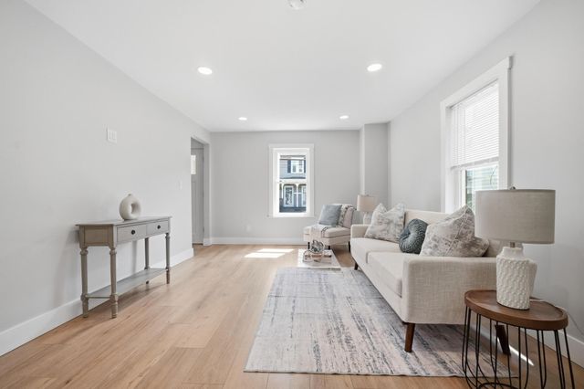 21 Chestnut St, Woburn, MA 01801