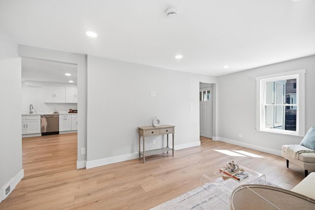 21 Chestnut St, Woburn, MA 01801