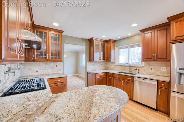 19965 Beverly Road, Beverly Hills Village, MI 48025