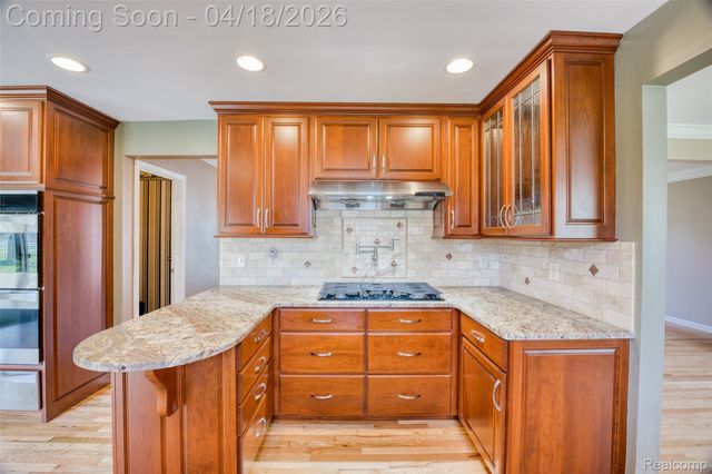 19965 Beverly Road, Beverly Hills Village, MI 48025