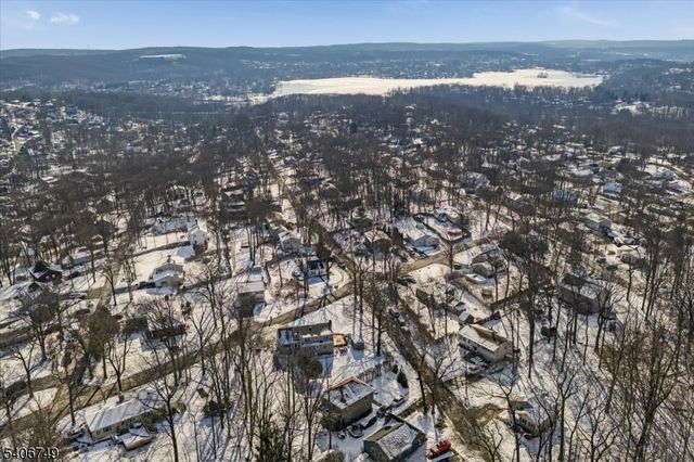 35 Brendona Ave, Hopatcong Boro, NJ 07874