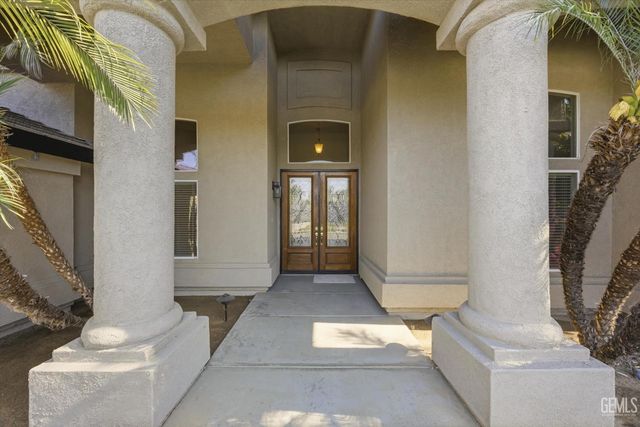 8400 Sterling Grove Lane, Bakersfield, CA 93312