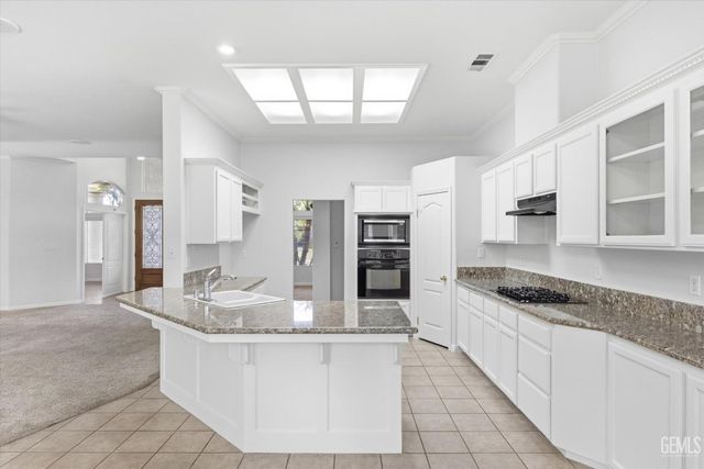 8400 Sterling Grove Lane, Bakersfield, CA 93312