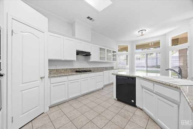 8400 Sterling Grove Lane, Bakersfield, CA 93312