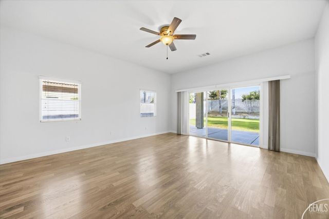 8400 Sterling Grove Lane, Bakersfield, CA 93312