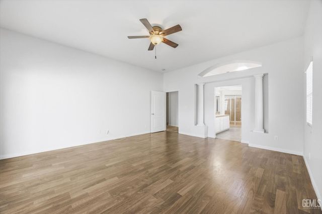 8400 Sterling Grove Lane, Bakersfield, CA 93312