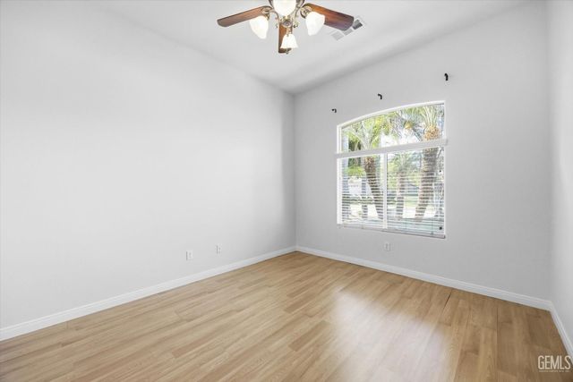 8400 Sterling Grove Lane, Bakersfield, CA 93312