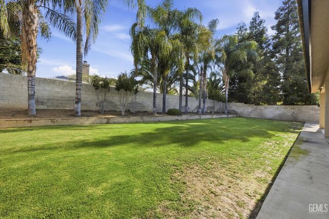8400 Sterling Grove Lane, Bakersfield, CA 93312