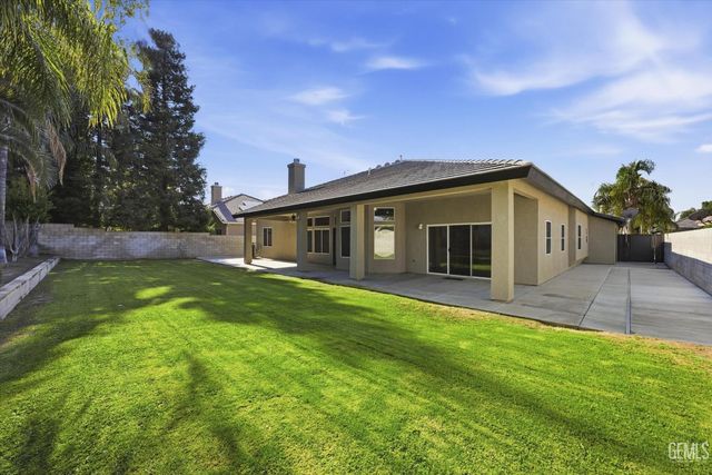 8400 Sterling Grove Lane, Bakersfield, CA 93312