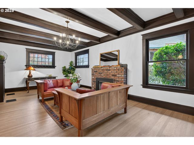 1836 Se LOCUST Ave, Portland, OR 97214