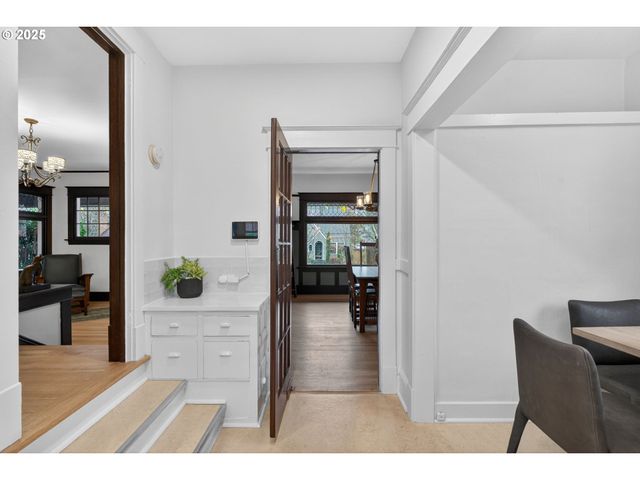 1836 Se LOCUST Ave, Portland, OR 97214