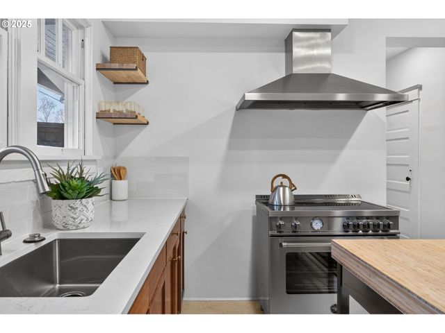 1836 Se LOCUST Ave, Portland, OR 97214