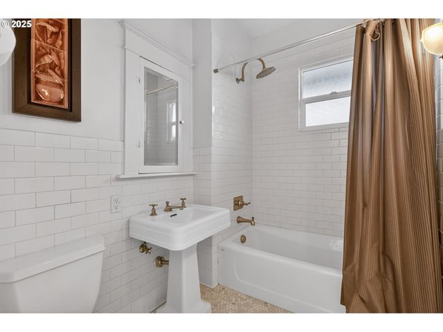 1836 Se LOCUST Ave, Portland, OR 97214